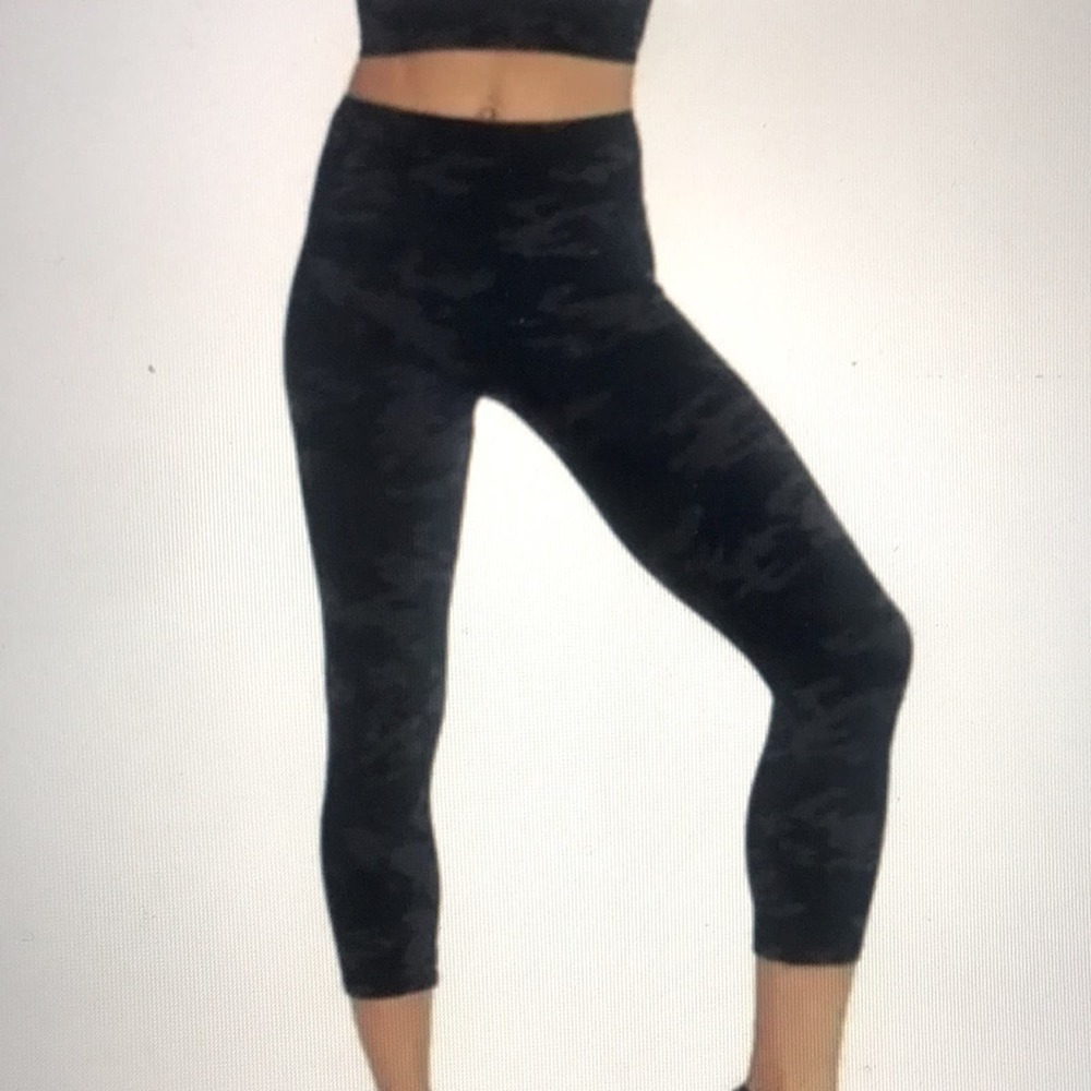 NWT SPANX Look at me Now Black Camo Print High Waist Cropped leggings size Med